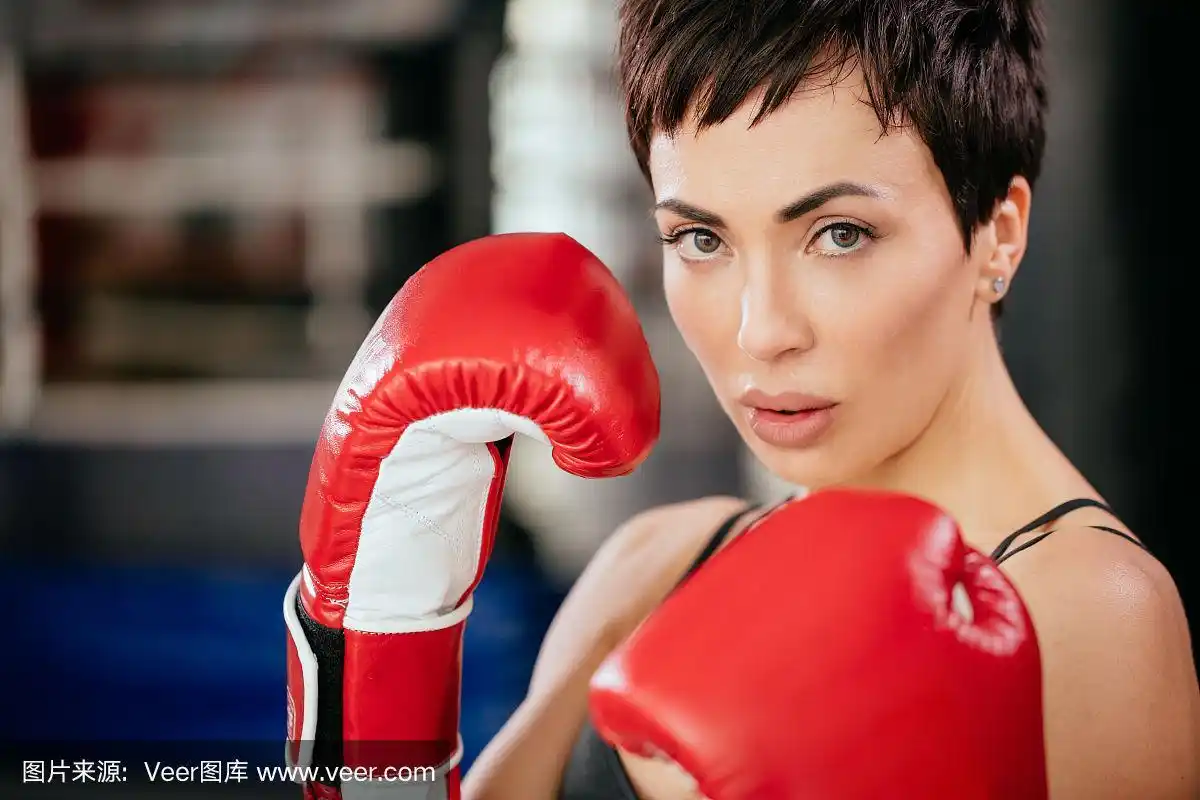 特写镜头漂亮的运动员与短发型站