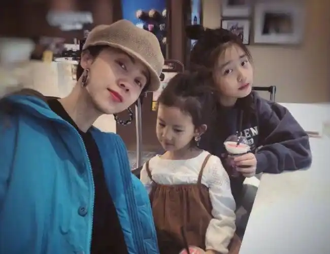 回顾孙莉18岁跟了老师黄磊婚后在家生儿育女容忍老公有绯闻