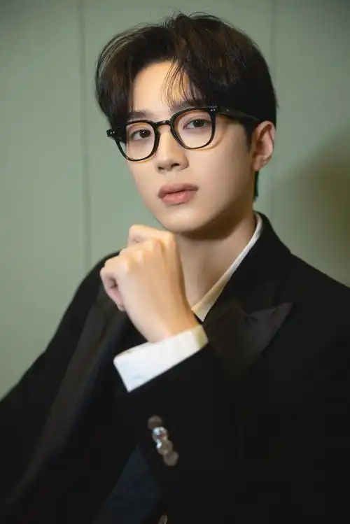 赖冠霖和眼镜的适配度##t风格论坛