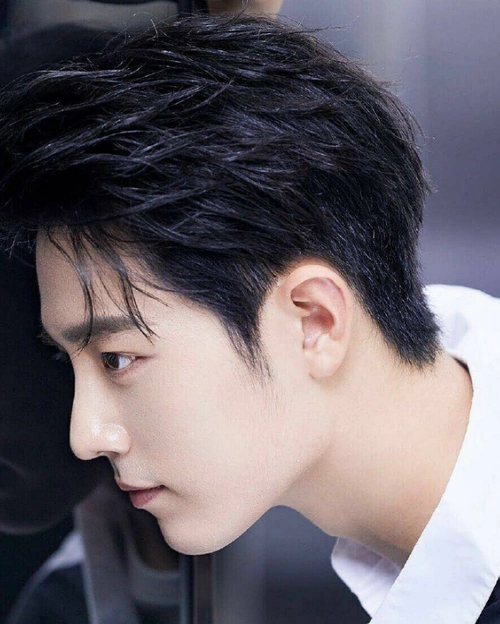 男星们的露额头侧脸照:王俊凯眉毛打洞一言难尽,易烊千玺油头太扣分!