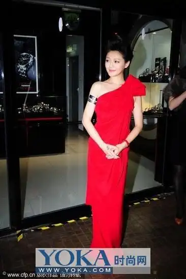 大s身着红色斜肩礼服