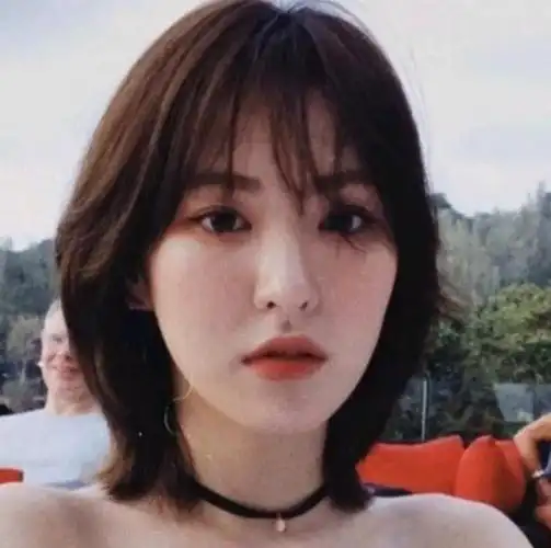 主要就看层次就能遮住一部分脸短层次的头发在前面微微内收一层一层像