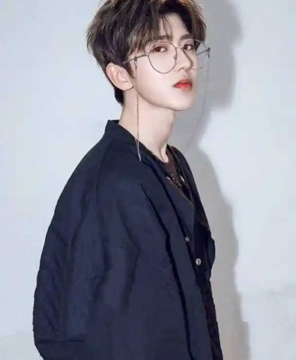 蔡徐坤活动视频引热议,右脸凸出被网友质疑颜值下滑还是整形失败