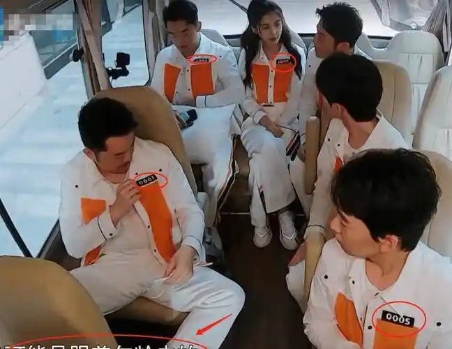 《跑男》热播,蔡徐坤舔链子引热议,我却关注他对baby的暖心照顾_杨颖