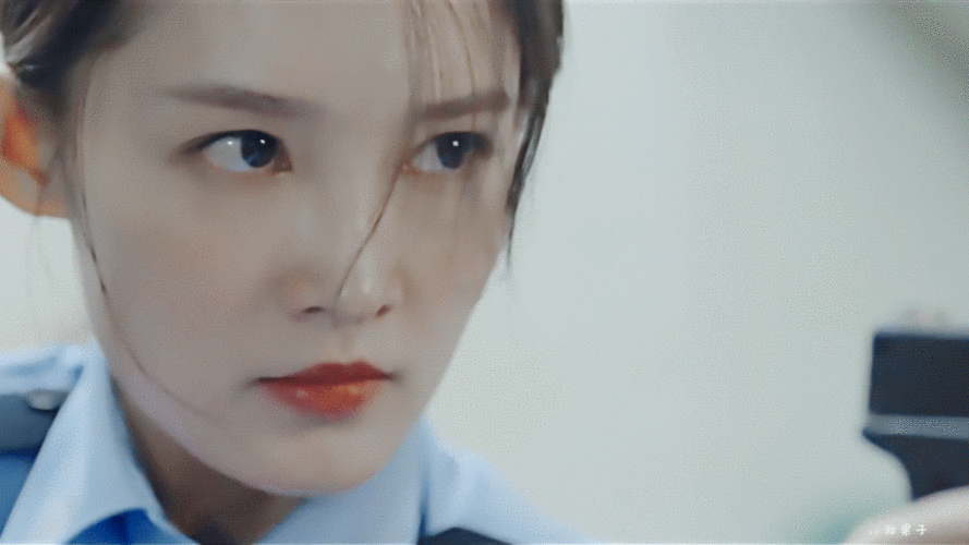 原创李沁造型突破穿警服持手枪正义感十足礼服造型却美如人间尤物