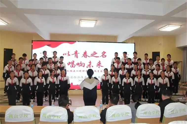 威海市临港区以青春之名唱响未来蔄山中学开展庆五四合唱比赛活动