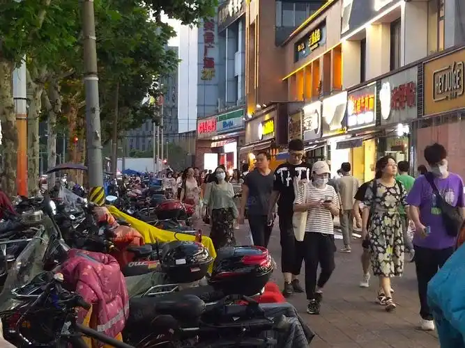 【10图】静安区康定路十字路口全天客流!左右两边都是医院人流量巨大!