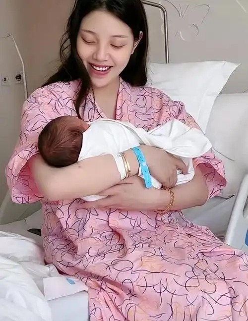 兜儿(麦嘉慧)作为前国家队游泳运动员,转型做网红后备受青睐,如今收获