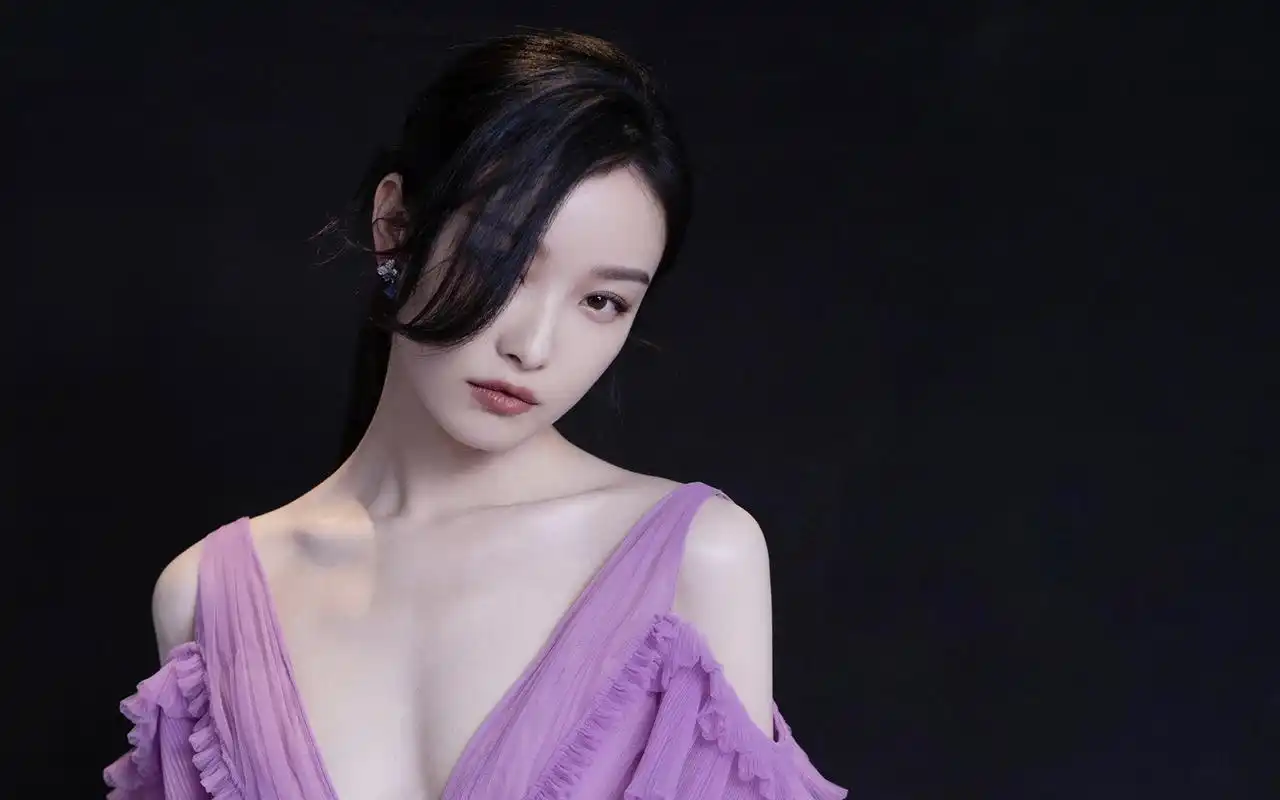 倪妮一袭紫色飘逸长裙亮相红毯,柔情似水,妩媚动人,喜欢倪妮的朋友就