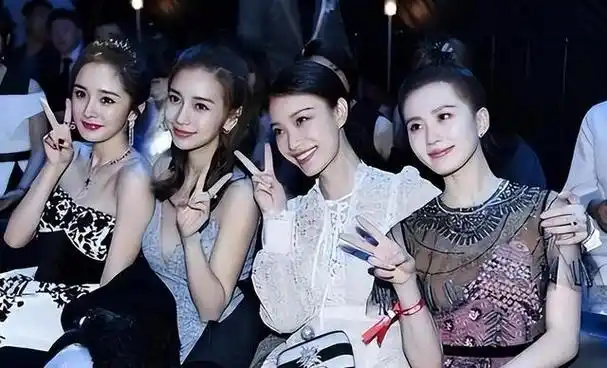 这一晚杨颖面子掉一地咖位降级与杨超越同桌憔悴迷茫全写脸上