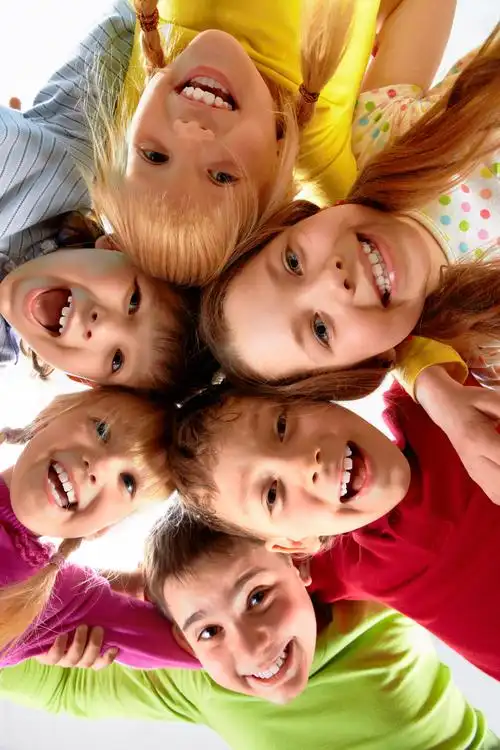 开心的孩子拥抱彼此的团队开心幸福团队六一儿童节61儿童节