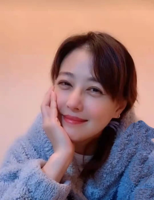 之前,周海媚还晒出一张穿睡衣的照片,素颜状态的下,眼袋又黑又重,能