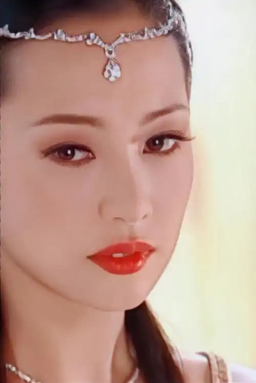 自王心凌穿着制服短裙参加乘风破浪后,就炸出了一大批的老粉,不仅人人