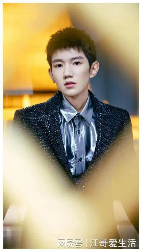 王源吸烟风波后蜕变成熟,音乐之路再启航,粉丝期待新篇章!