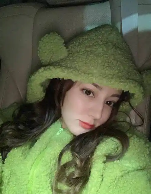 时隔近4个月,迪丽热巴终于营业晒出自拍,闭眼嘟嘴卖萌超可爱