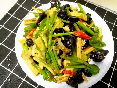 晚上给家人做的素食小炒,简单实惠又下饭,好吃到连辣椒都没剩!