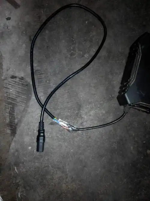 电瓶车充电器插到充电口的线断了,自己找了一根线接上了,工作正常,我