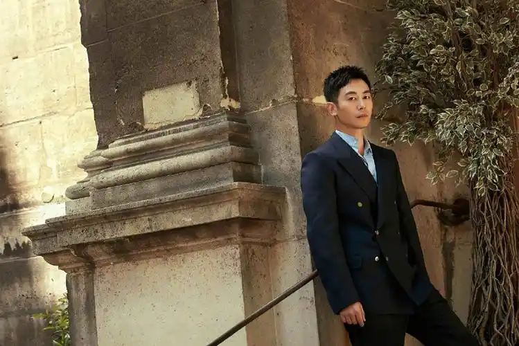 朱亚文巴黎时装周帅气街拍图片