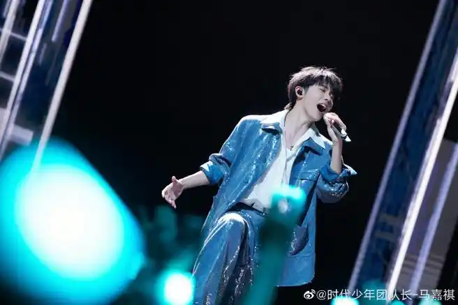 马嘉祺西装造型舞台照