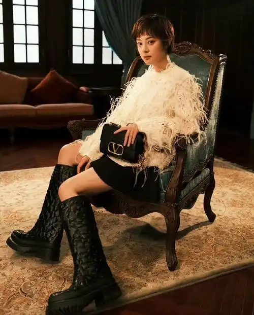 如果作为日常穿搭的话,可以学习一下孙俪叠搭白色羽毛针织衫,毫无违和