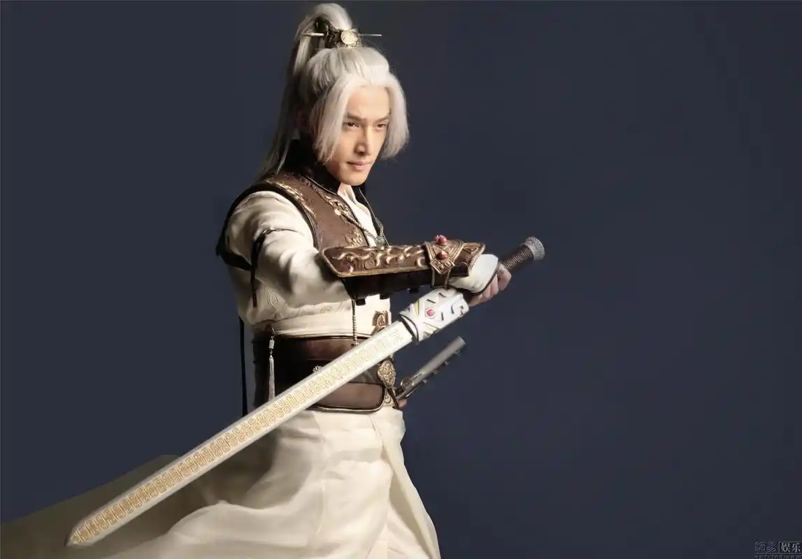 胡歌古装大片首曝光首次挑战白发造型图