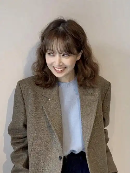 女生一定要尝试的中长发烫发,太美啦_发型造型_宝妈时尚生活网