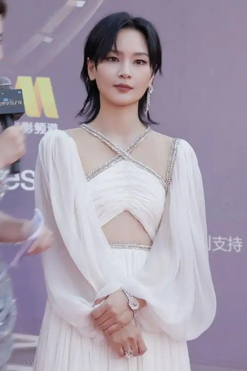 周笔畅镂空白纱裙##微博电影之夜##周笔畅向前跑舞台好酷炫