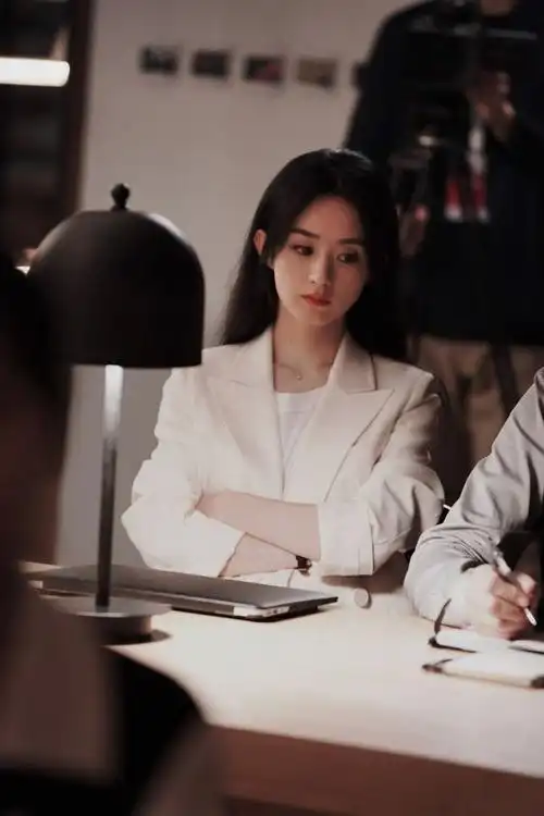 赵丽颖新剧风格大变穿西装比女总裁还有气场简约风照样显高级