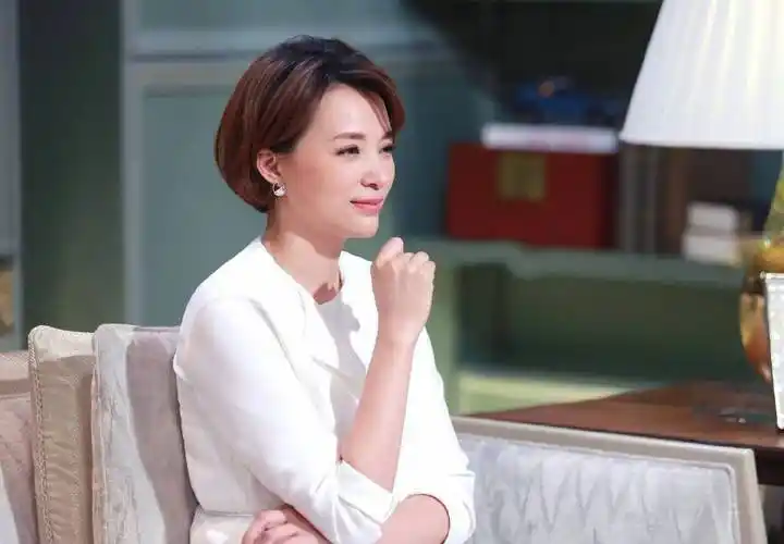 董卿近况曝光,疲惫中显优雅,摄影师言论意外引争议