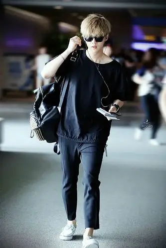 鹿晗历史上的今天##鹿晗# 20140809 机场 天津—仁川 这一身…破贩