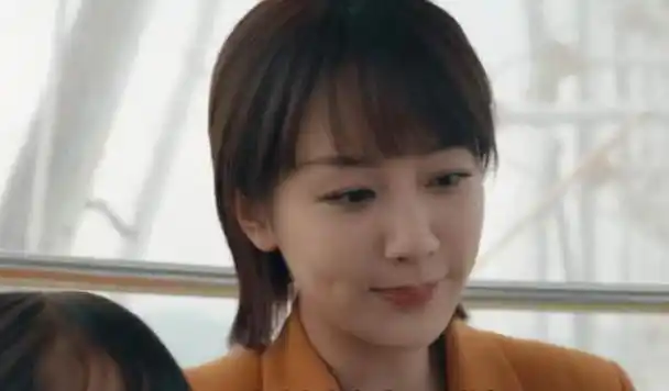 杨紫被质疑整容,晒庆生照模样大变,满脸通红,脸肿僵硬不自然