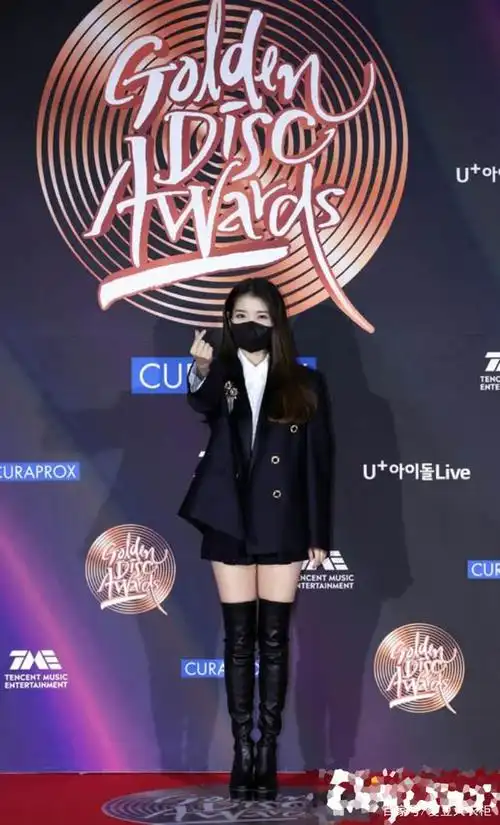 西装短裙配凸显修长美腿过膝长靴,iu惊艳第35届金唱片颁奖礼