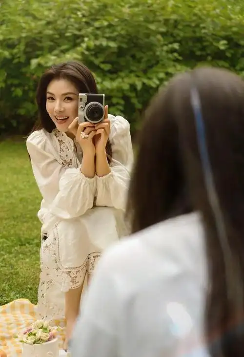 刘涛披肩长发白色套装户外野餐生活照,这么接地气的刘涛你见过吗?