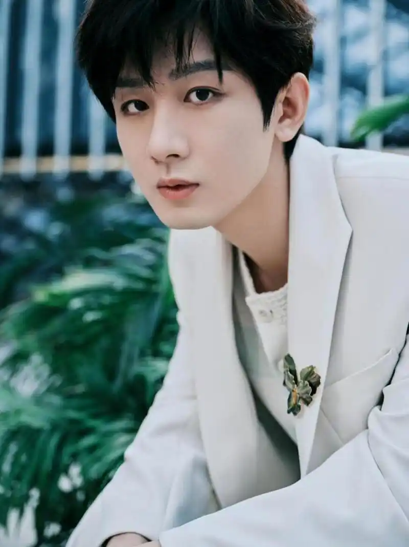 有网友发现成毅与在《莲花楼》当中饰演石水一角的女演员吴施乐行程