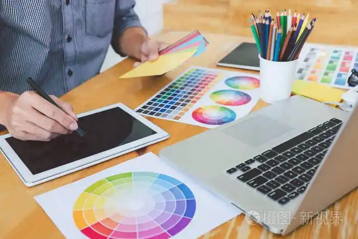 年轻的创意平面设计师致力于项目建筑绘图和彩色样本选择着色的图形