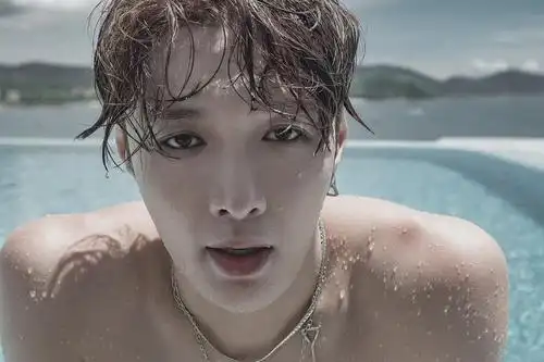 张艺兴最新冬日泳池写真放出