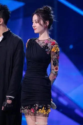 迪丽热巴创造营舞台造型,身穿两件套黑纱花丛裙