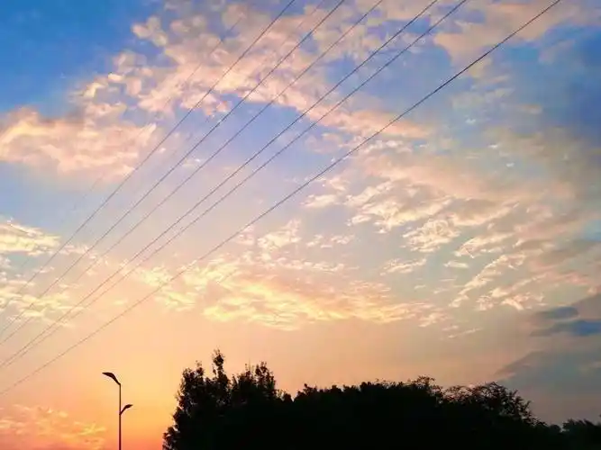 经开的蓝天超治愈~_白云_云朵_天空