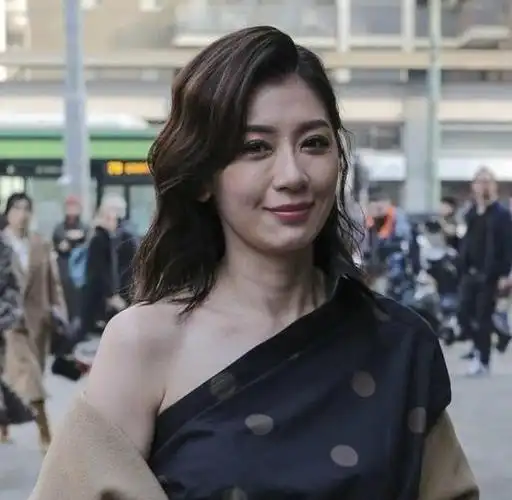 贾静雯是承认衰老了,敢晒出自己的素颜照,眼角都是皱纹!