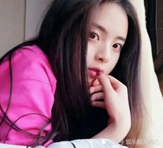 为什么杨超越一直留长发?早期短发照流出后,网友:这不是鹿晗吗