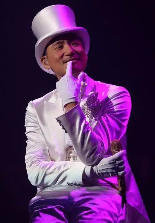 歌神张学友演唱会的舞台风范,最爱白色系,舞台最耀眼的焦点