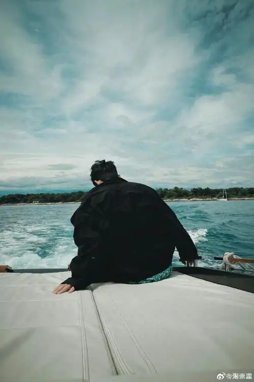 #朱一龙秋天继续大银幕见##朱一龙分享立秋生活照#