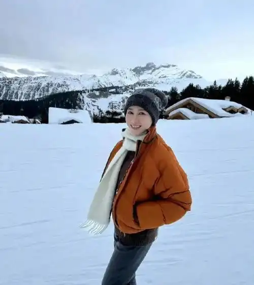 52岁黎姿新年照片马尾淡妆状态松弛骨相美诠释的淋漓尽致