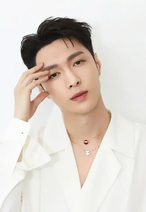 张艺兴最新广告宣传画报释出,身穿白衣浪漫雅致浪漫