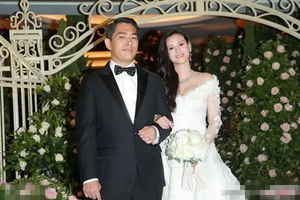 她是香港出了名的豪放,与霍启山,房祖名关系好,最后联姻成贤妻