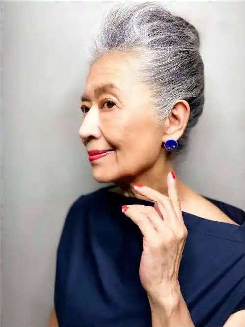 老奶奶"的粉丝:头发不落肩,上衣不紧,美丽优雅有礼貌_女性_发型_短发