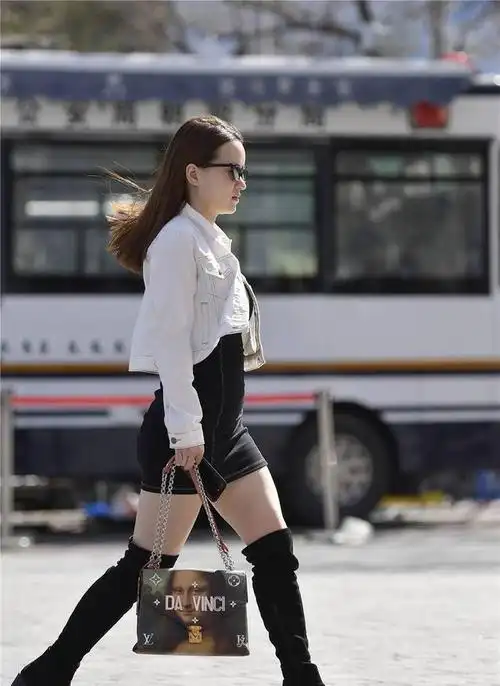 黑色牛仔紧身裙搭配黑色粗跟过膝靴春天的搭配可以很简单