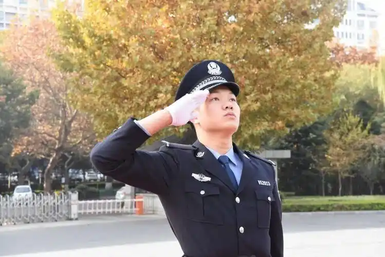 关注丨青州公安向国旗敬礼