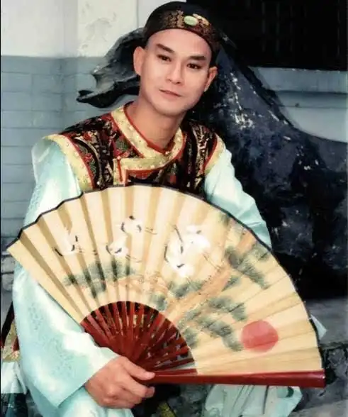 "秋官"的大侠造型 是出了名的风流倜傥,十分潇洒, 他主演的古装武侠剧