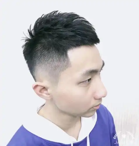 两边剪短中间留长发型